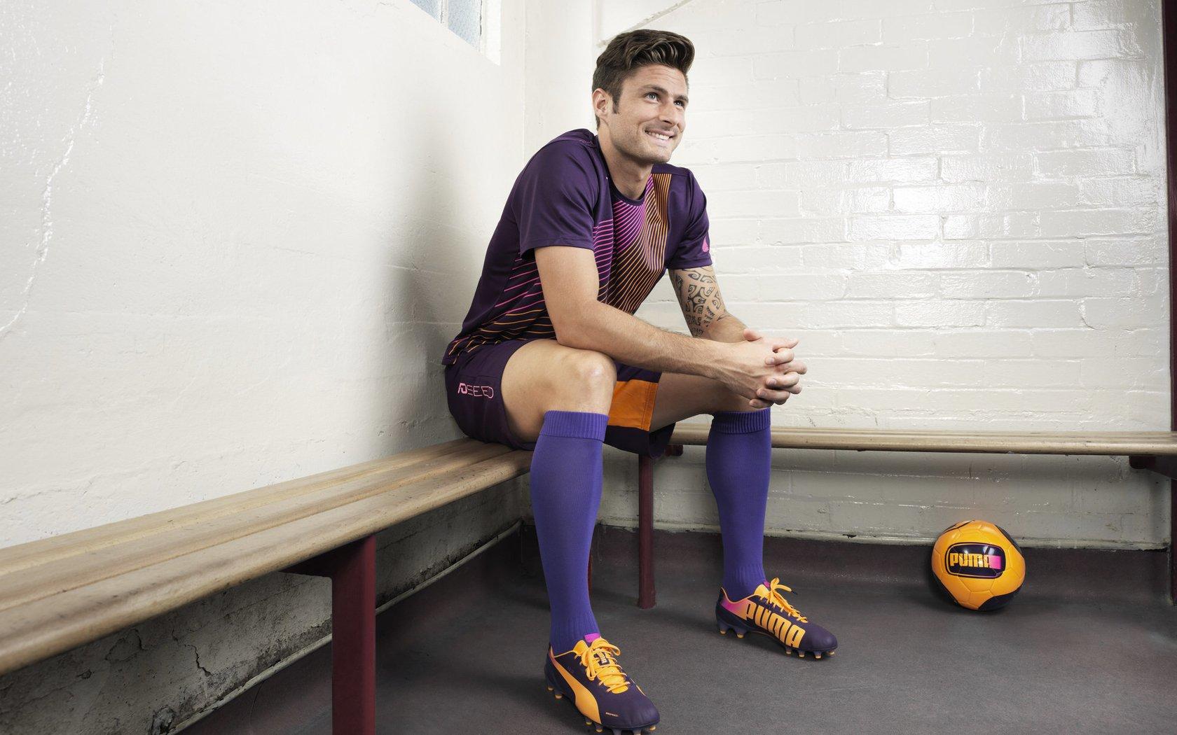 前蓝军新星哈钦森术后报平安,突发心脏问题引足坛健康关注